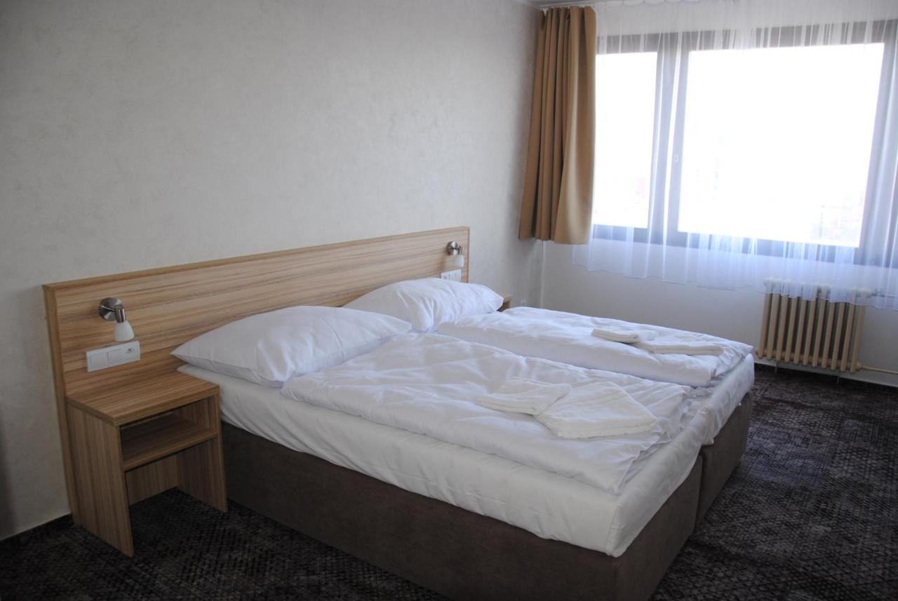 Hotel Labe パルドゥビツェ エクステリア 写真