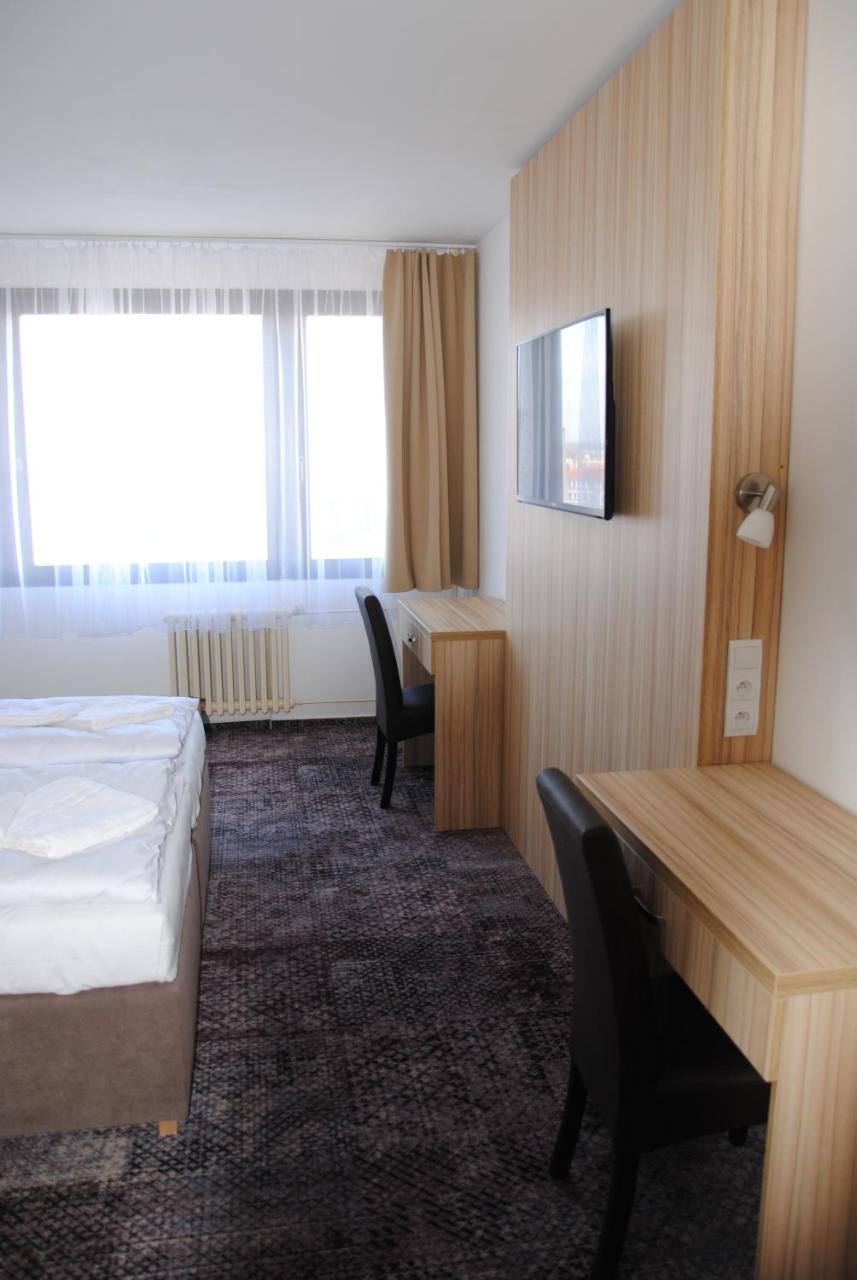 Hotel Labe パルドゥビツェ エクステリア 写真