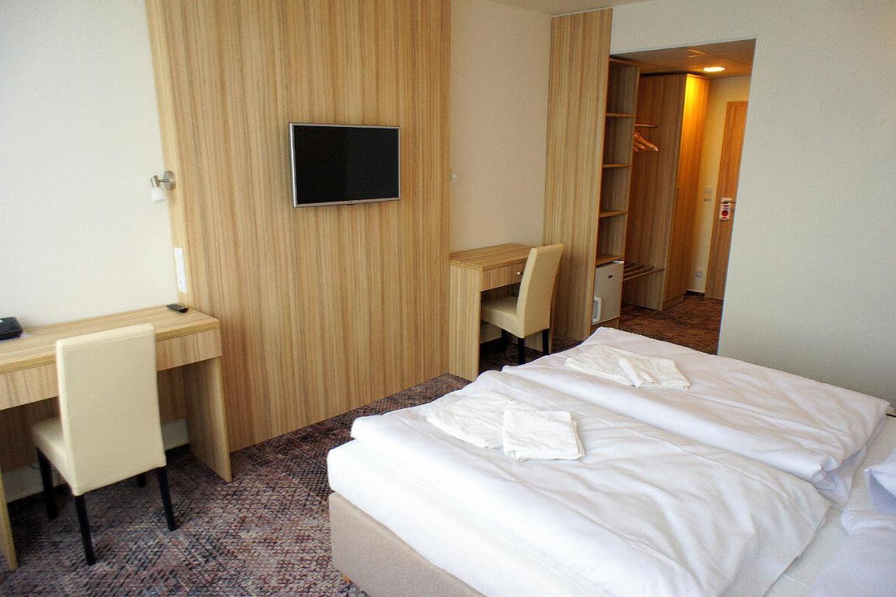 Hotel Labe パルドゥビツェ エクステリア 写真