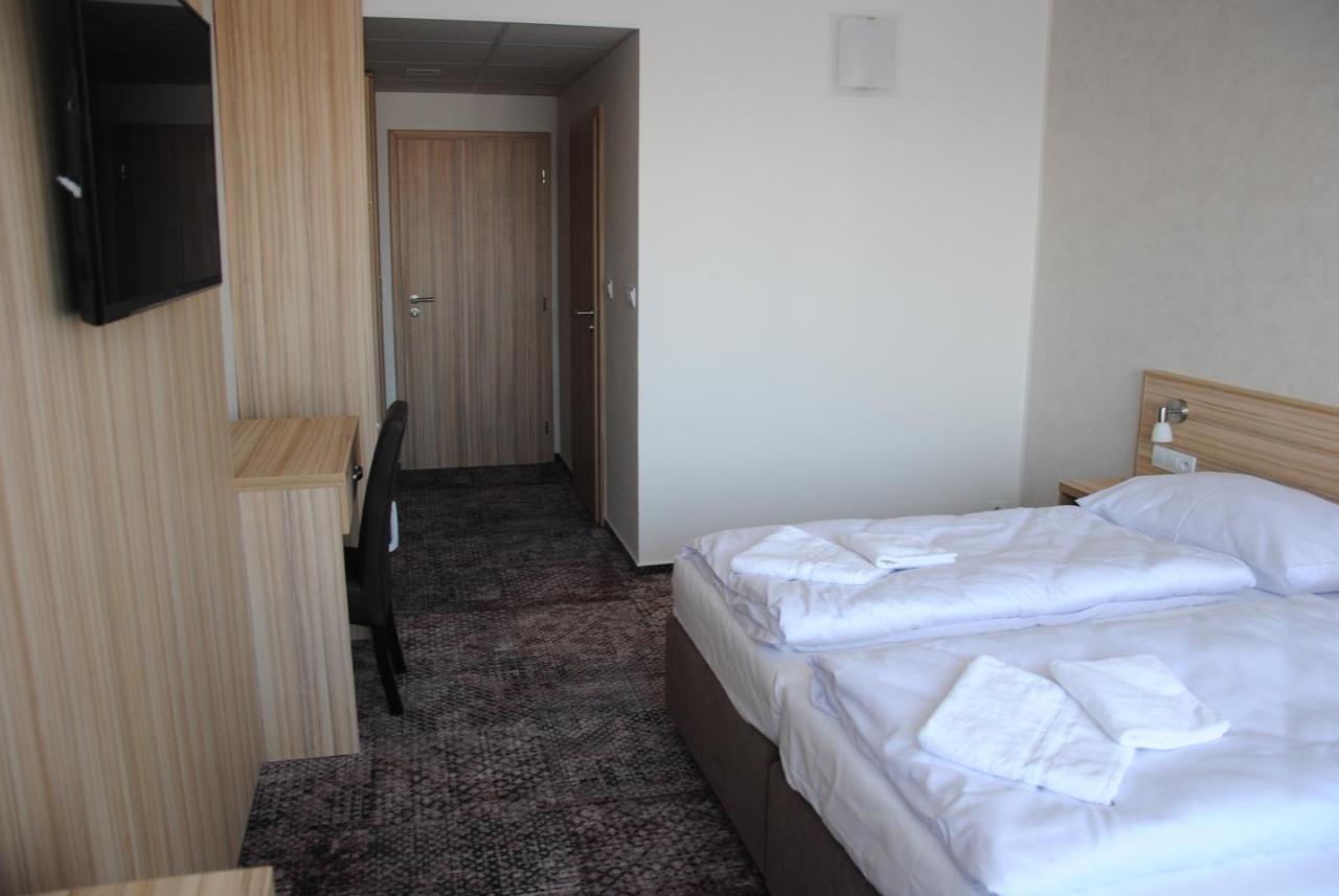 Hotel Labe パルドゥビツェ エクステリア 写真