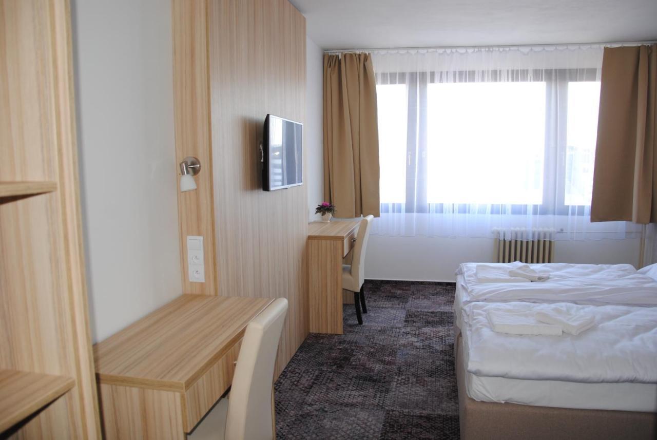 Hotel Labe パルドゥビツェ エクステリア 写真
