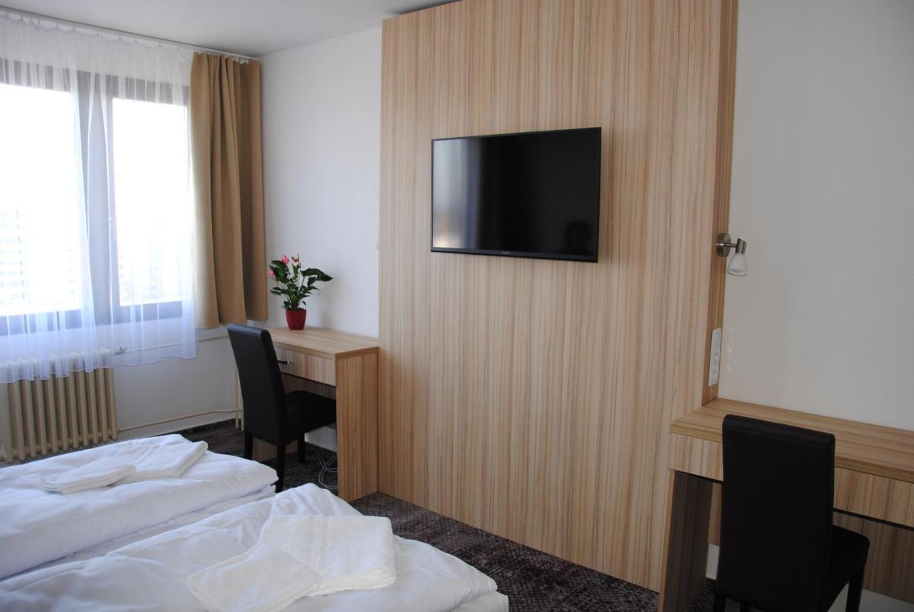 Hotel Labe パルドゥビツェ エクステリア 写真