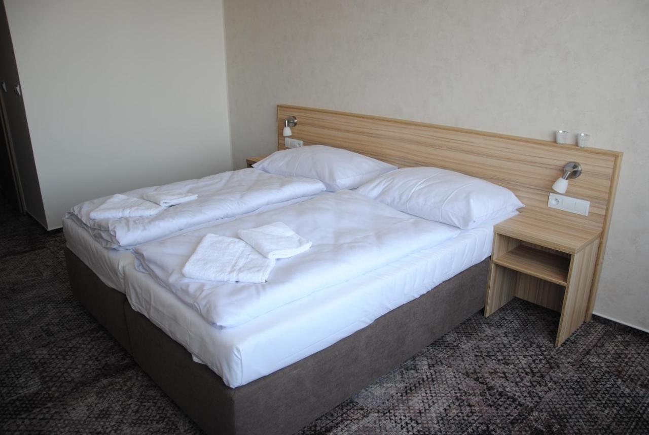 Hotel Labe パルドゥビツェ エクステリア 写真