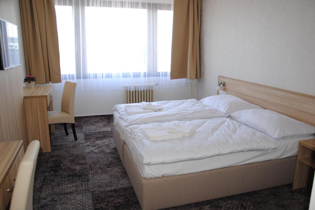 Hotel Labe パルドゥビツェ エクステリア 写真