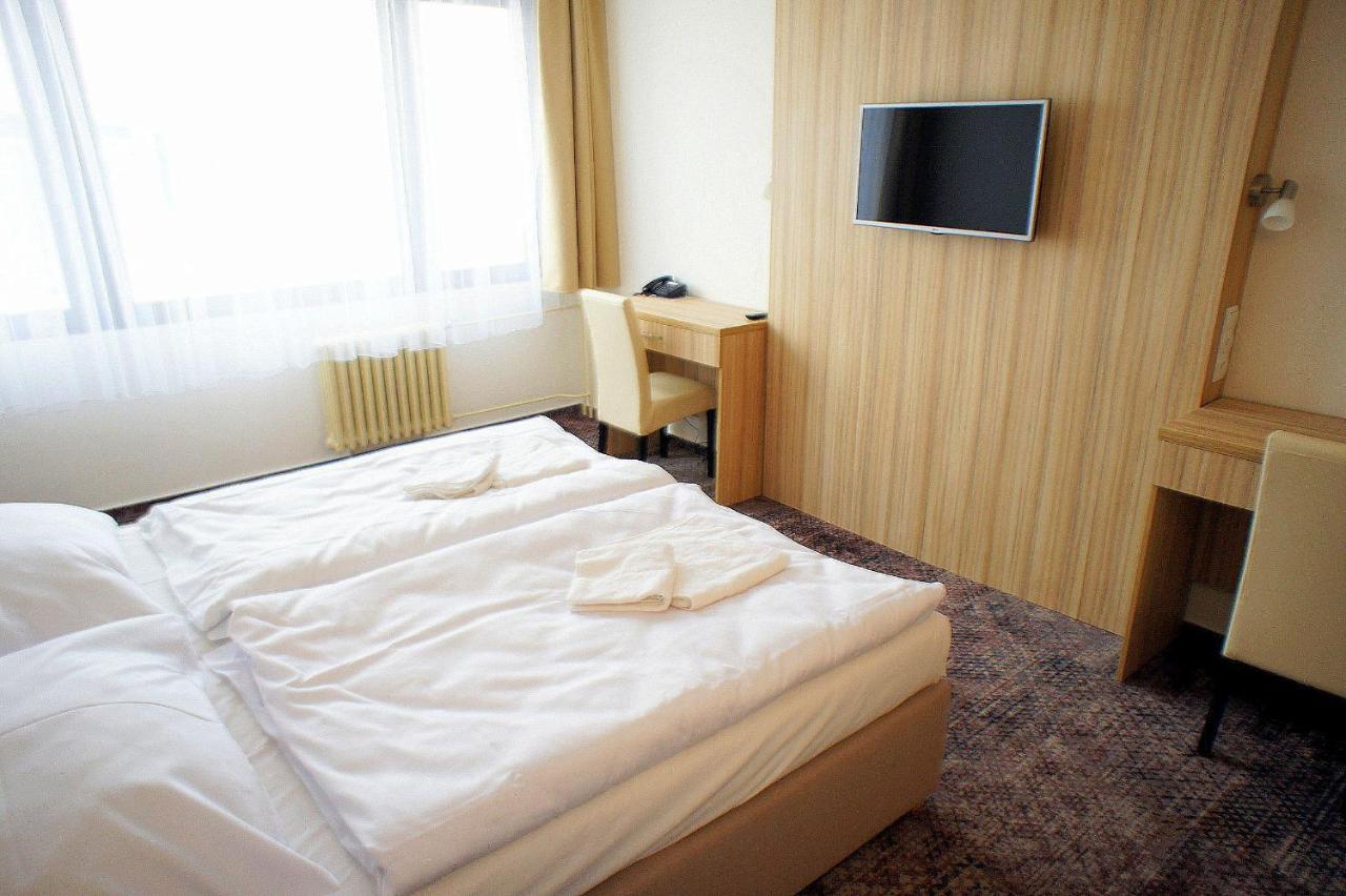 Hotel Labe パルドゥビツェ エクステリア 写真